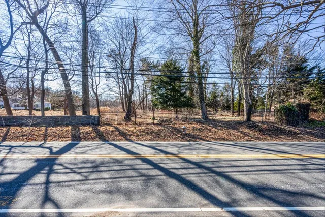 $950,000 | 147 Dosoris Lane, Glen Cove, NY 11542