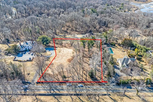 $950,000 | 147 Dosoris Lane, Glen Cove, NY 11542