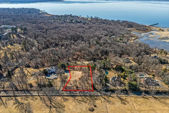 $950,000 | 147 Dosoris Lane, Glen Cove, NY 11542