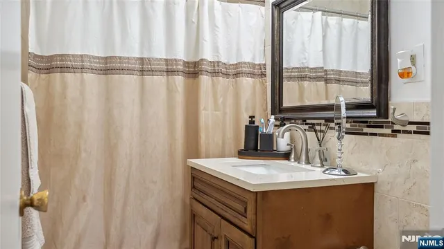 $174,999 | 2077 Center Avenue, Unit 18C, Fort Lee, NJ 07024