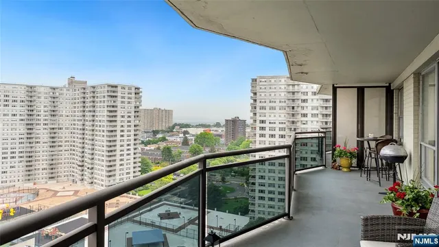 $174,999 | 2077 Center Avenue, Unit 18C, Fort Lee, NJ 07024