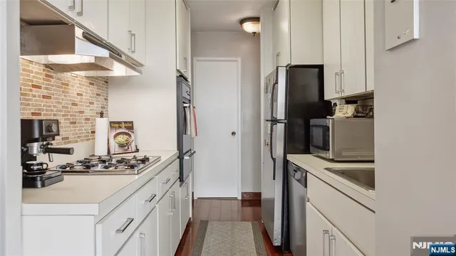 $174,999 | 2077 Center Avenue, Unit 18C, Fort Lee, NJ 07024