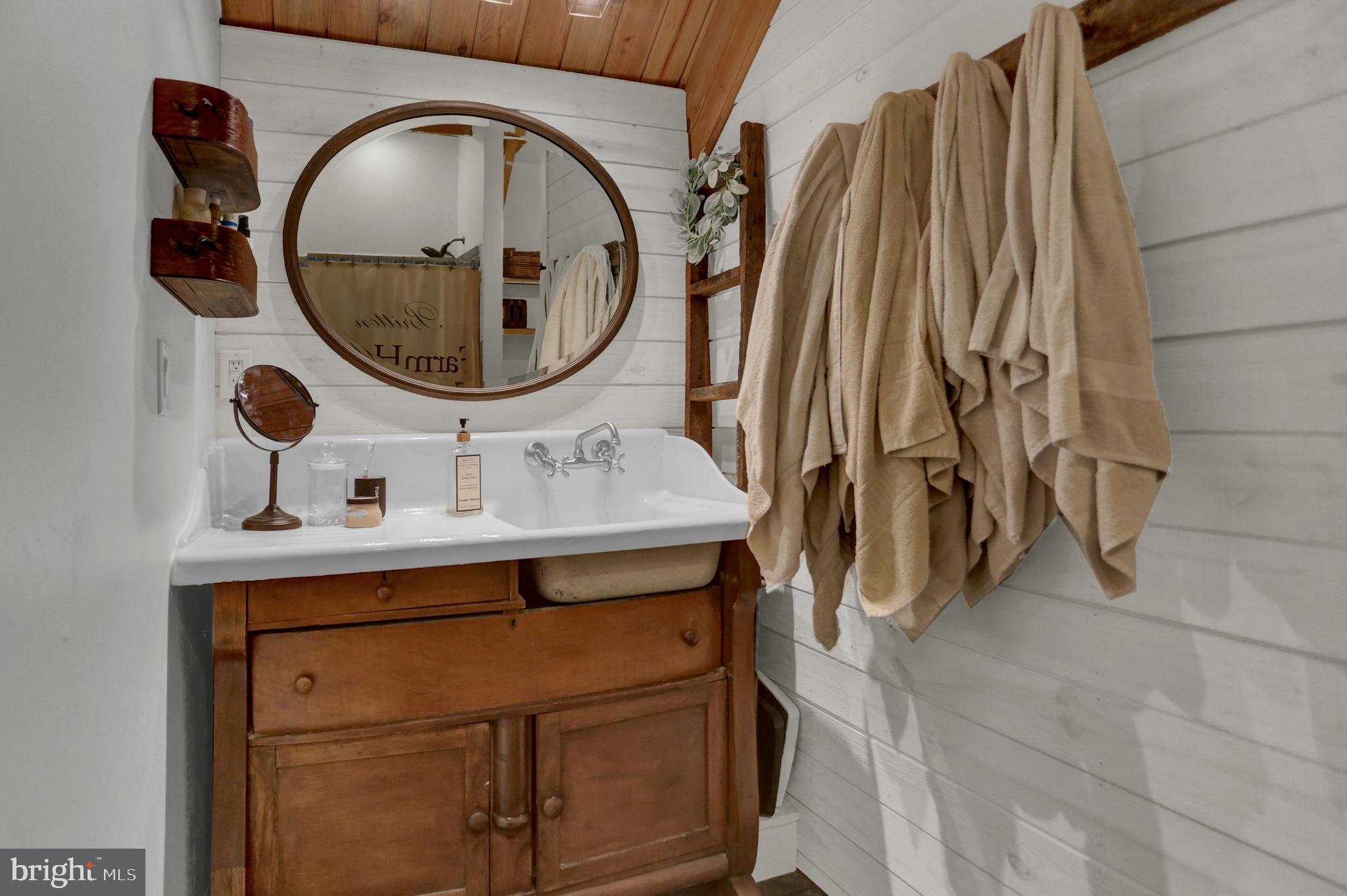 573 Spangler School Road Gettysburg, PA 17325 - Photo 61 of 101 2nd floor bath