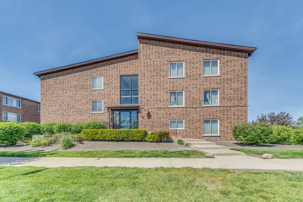 $2,050 | 900 Perrie Drive, Unit 304, Elk Grove Village, IL 60007