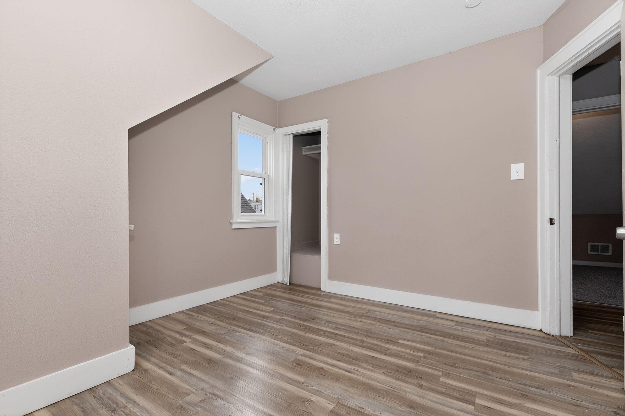 5260 North 49th Street Milwaukee, WI 53218 - Photo 18 of 29 17_5260_N_49th_St_Milwaukee_WI_53218-Bed