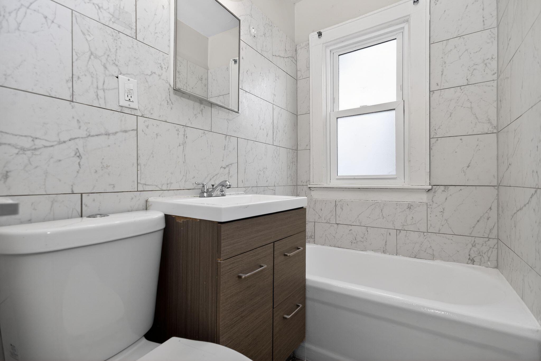 5260 North 49th Street Milwaukee, WI 53218 - Photo 19 of 29 18_5260_N_49th_St_Milwaukee_WI_53218-Bat