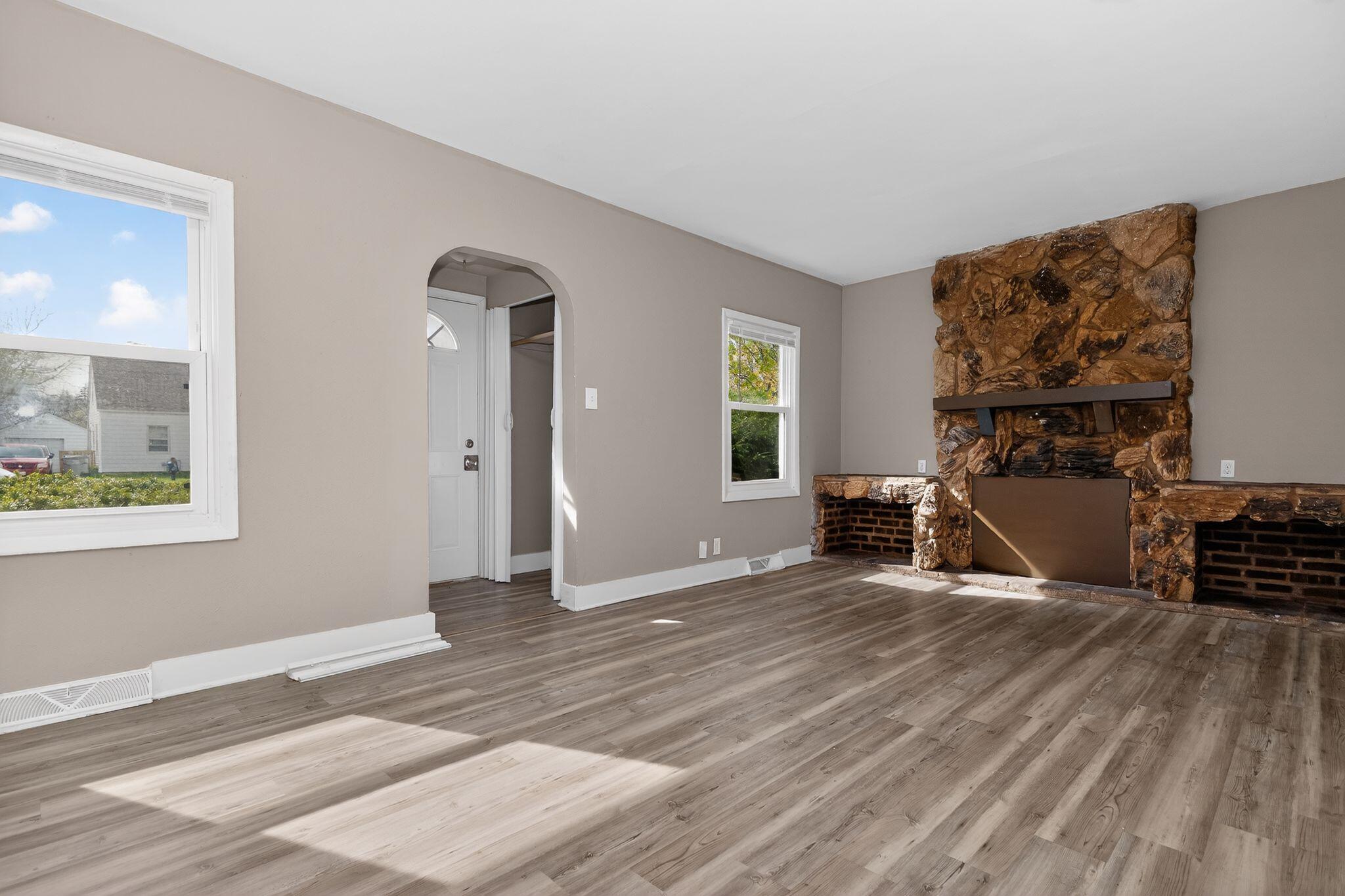 5260 North 49th Street Milwaukee, WI 53218 - Photo 9 of 29 09_5260_N_49th_St_Milwaukee_WI_53218-Liv