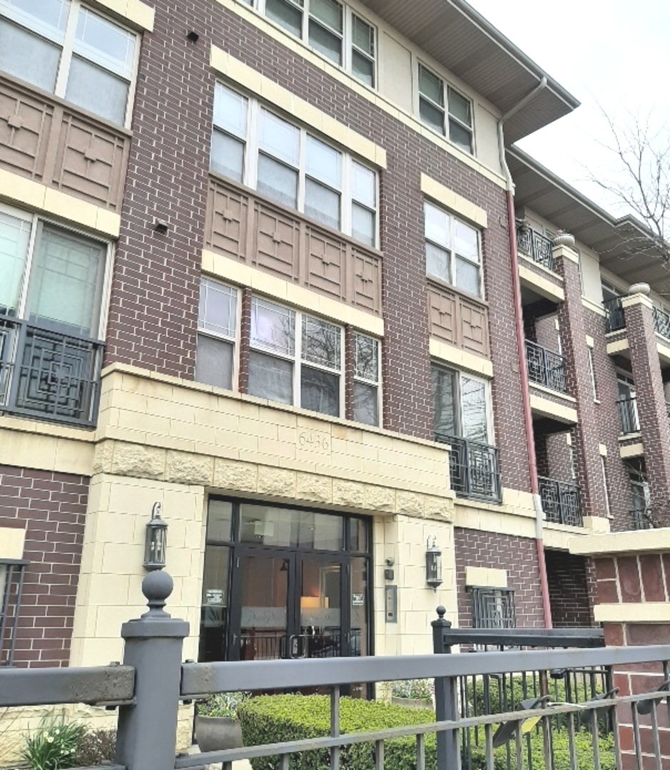 6436 Roosevelt Road, Unit 209 Oak Park, IL 60304 - Photo 1 of 25 a front view of a building