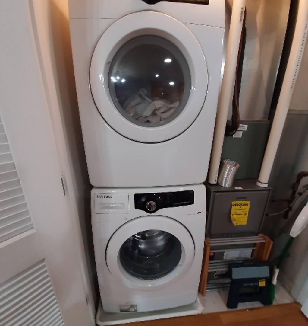 6436 Roosevelt Road, Unit 209 Oak Park, IL 60304 - Photo 16 of 25 a utility room with dryer and washer