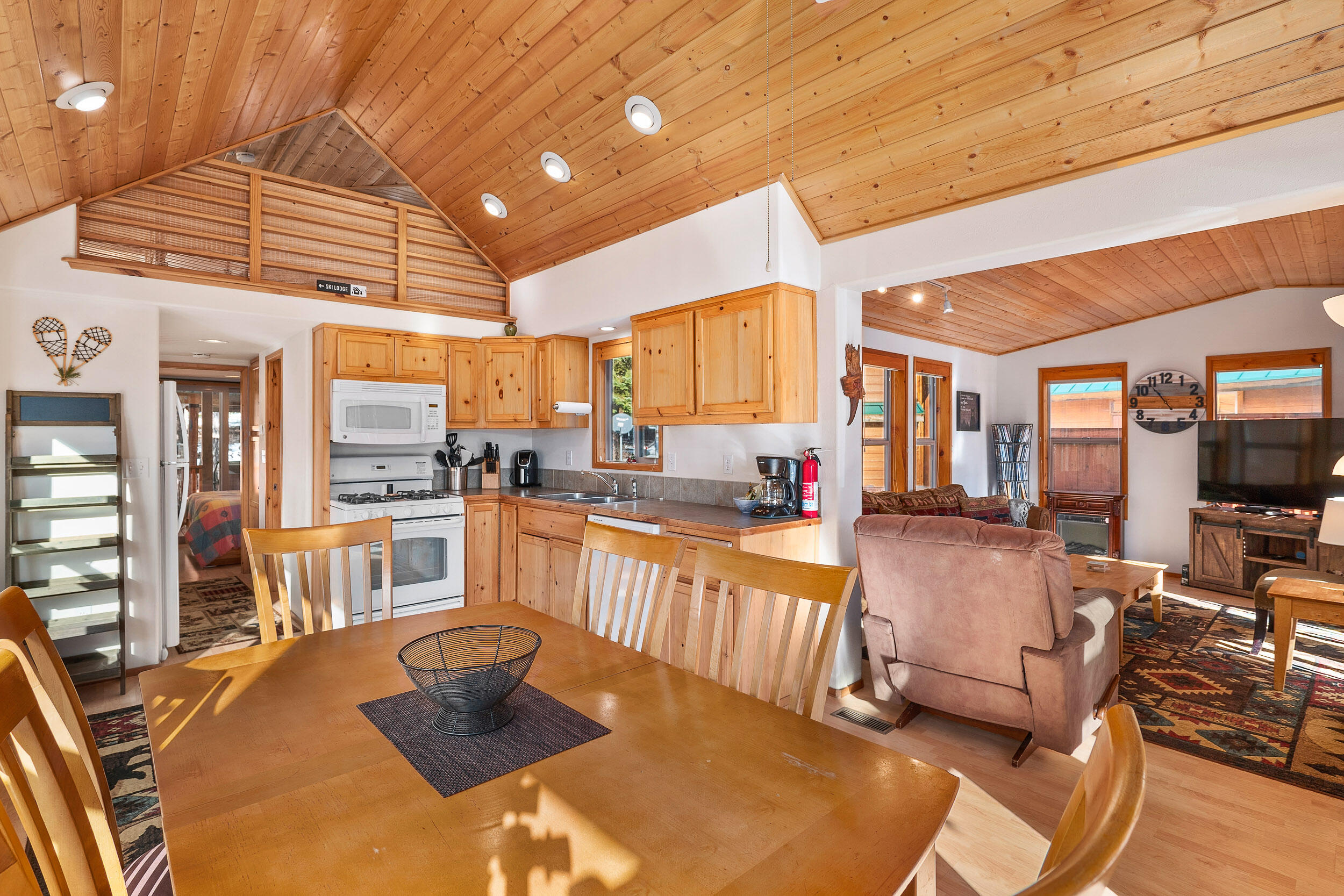 7900 Hyatt Prairie Road, Unit 14 Ashland, OR 97520 - Photo 8 of 37 7900HyattPrairieRd14-010