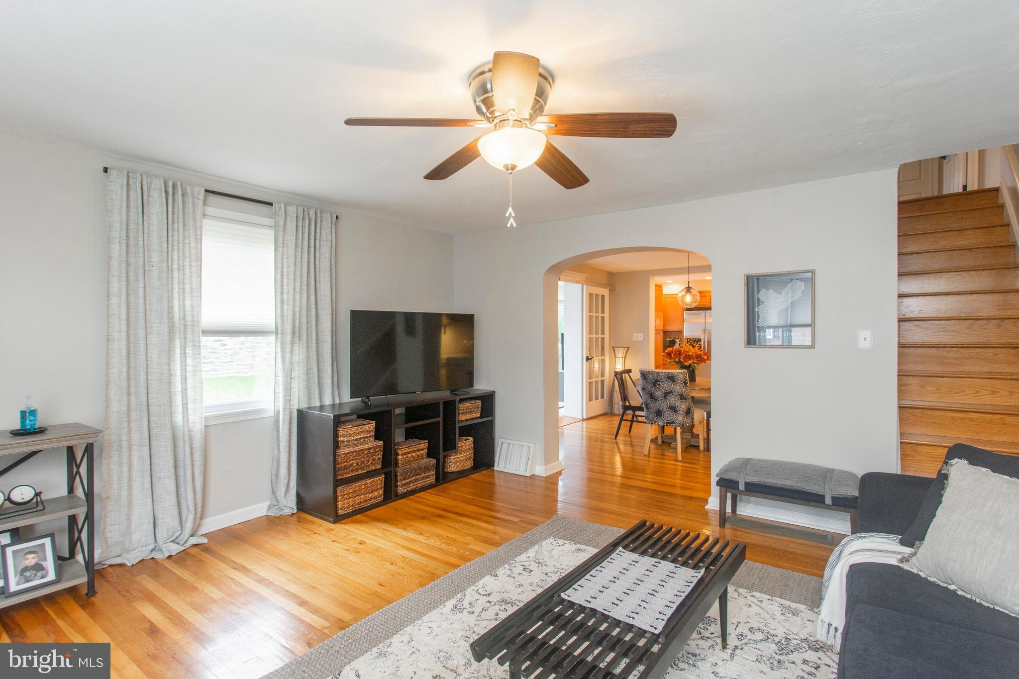 558 Overlook Road Philadelphia, PA 19128 - Photo 3 of 39 Living Room