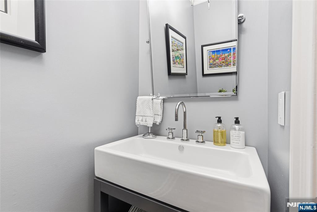 119 Hudson Cove Edgewater, NJ 07020 - Photo 19 of 44 a bathroom with a sink and a mirror
