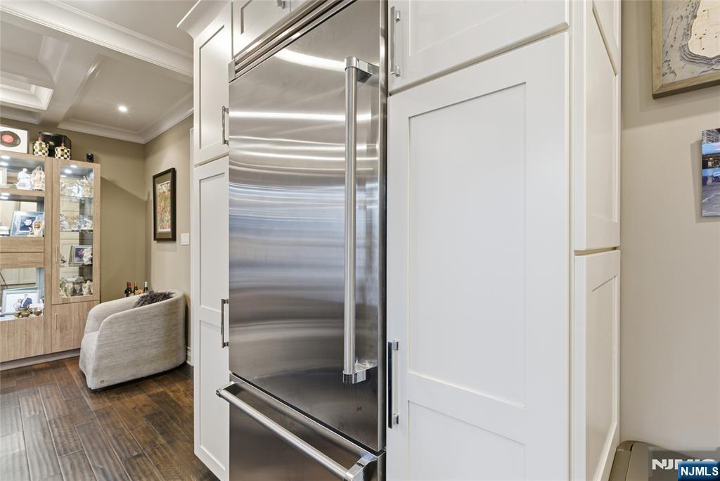 119 Hudson Cove Edgewater, NJ 07020 - Photo 8 of 44 a bathroom with a tub and shower