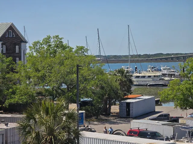 $2,400 | 14 Lockwood Drive, Unit 2E, Charleston, SC 29401