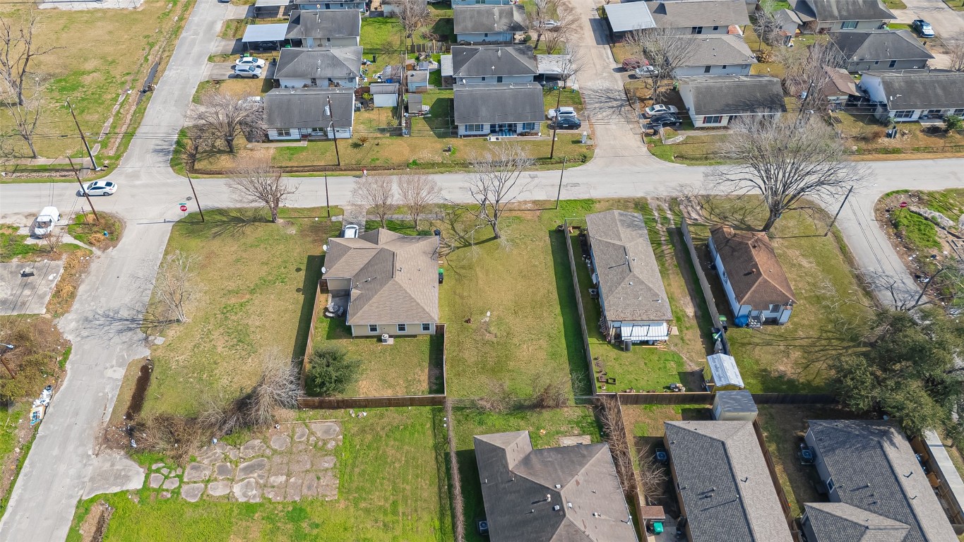 2209 Sakowitz Street Houston, TX 77020 - Photo 6 of 12 an aerial view of residential houses with outdoor space