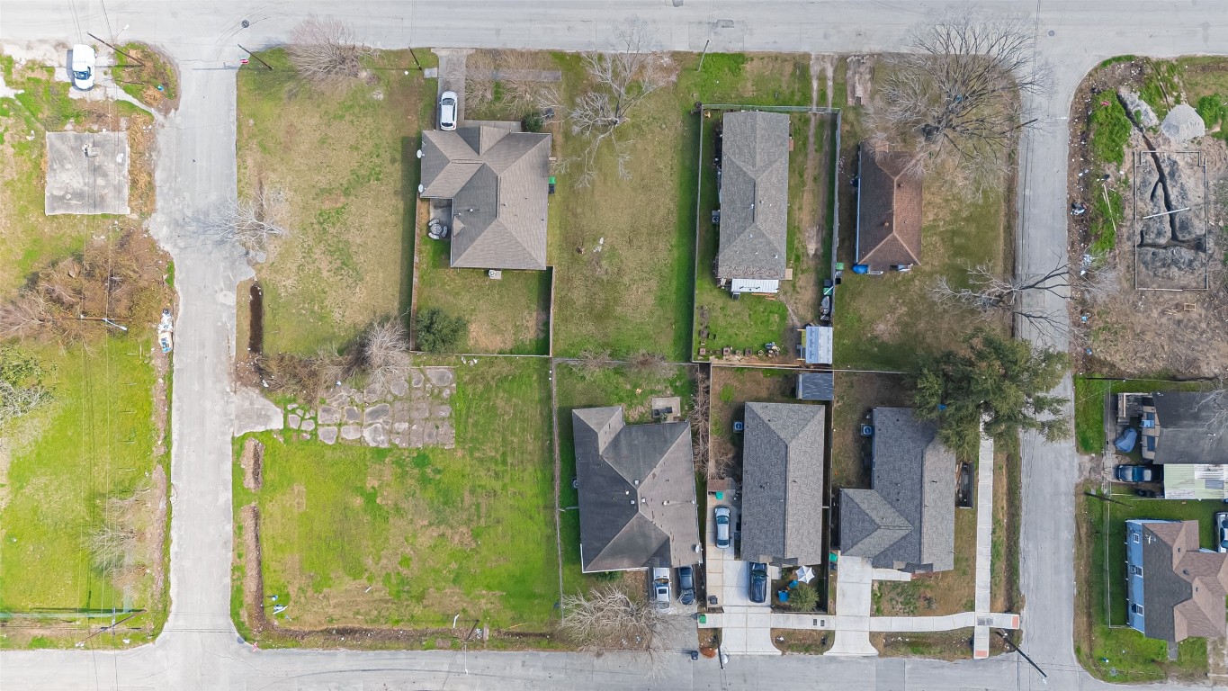 2209 Sakowitz Street Houston, TX 77020 - Photo 7 of 12 a bathroom with a mirror