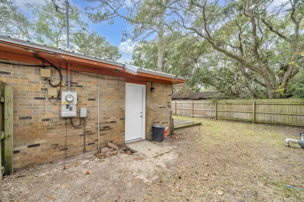 a view of a backyard