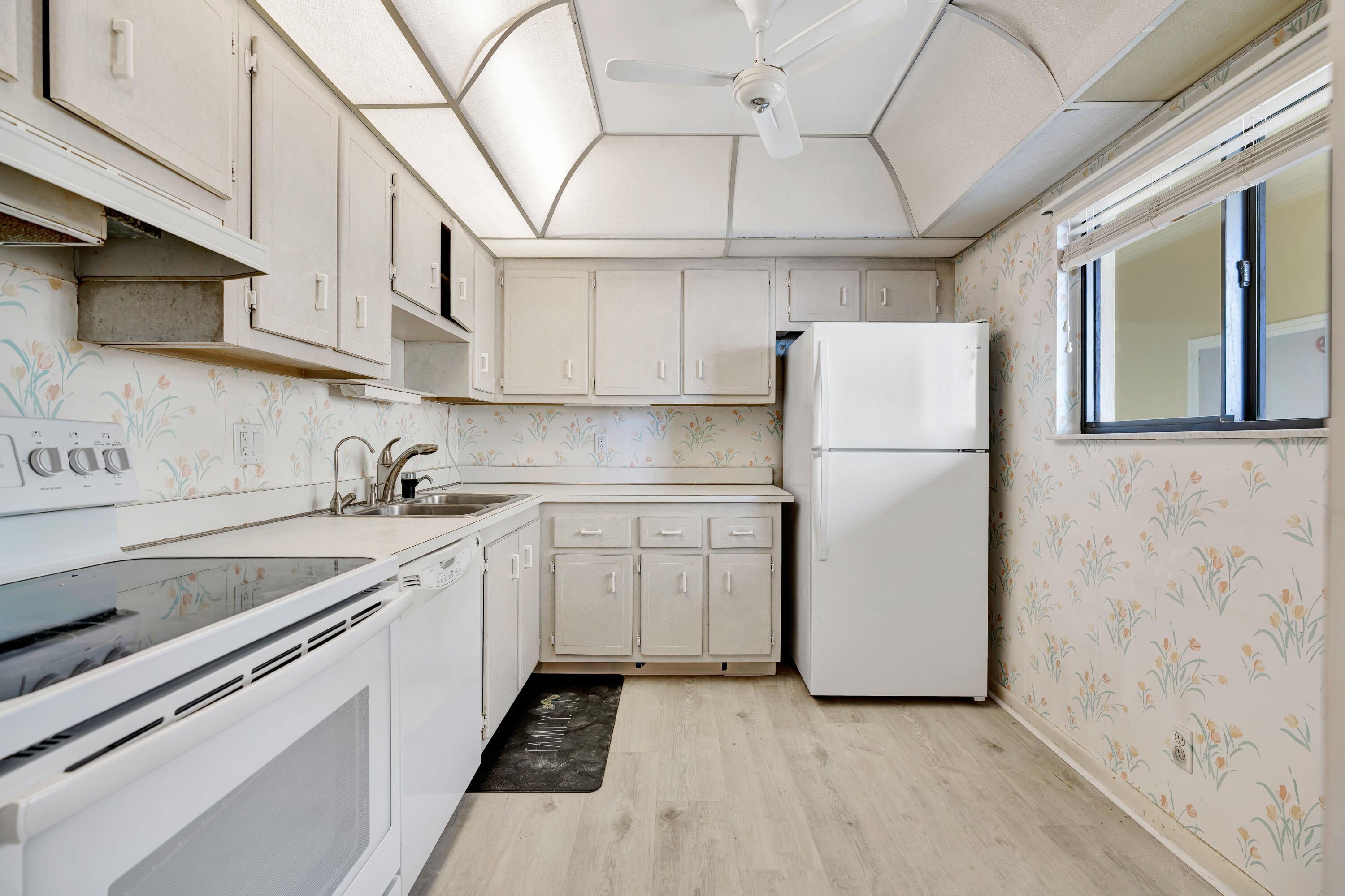 200 Ocean Trail Way, Unit 1009 Jupiter, FL 33477 - Photo 9 of 36 a kitchen with a sink a refrigerator and cabinets