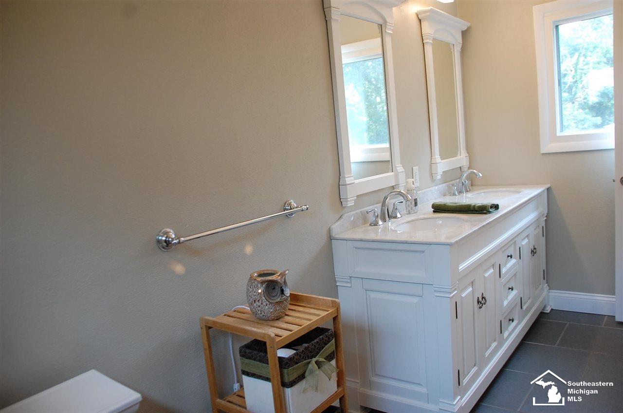 565 Smith Road Temperance, MI 48182 - Photo 9 of 13 50048780-8.JPG