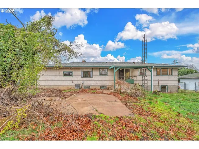 a view of a house with backyard