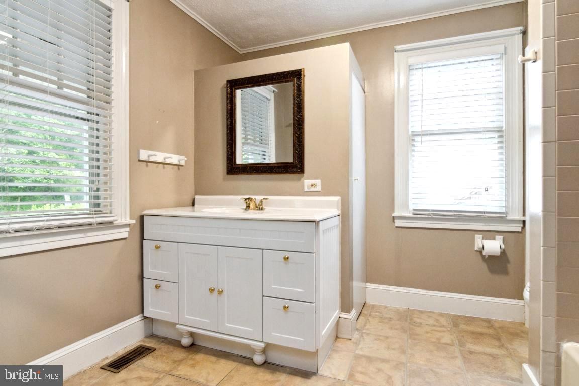 120 Lakeview Avenue Edgewater, MD 21037 - Photo 12 of 35 1st Floor Bath