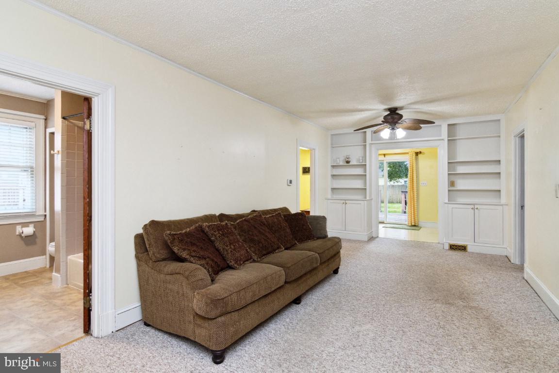 120 Lakeview Avenue Edgewater, MD 21037 - Photo 3 of 35 Living Room/Family
