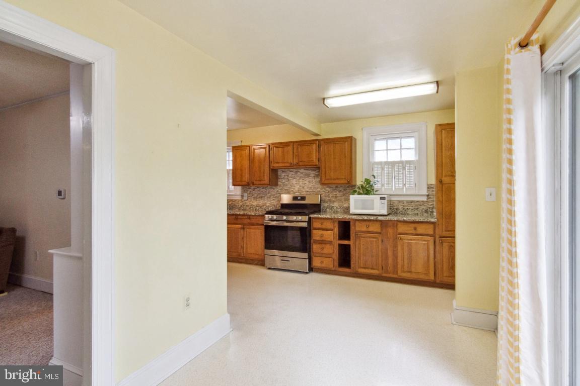 120 Lakeview Avenue Edgewater, MD 21037 - Photo 5 of 35 kitchen/Dining