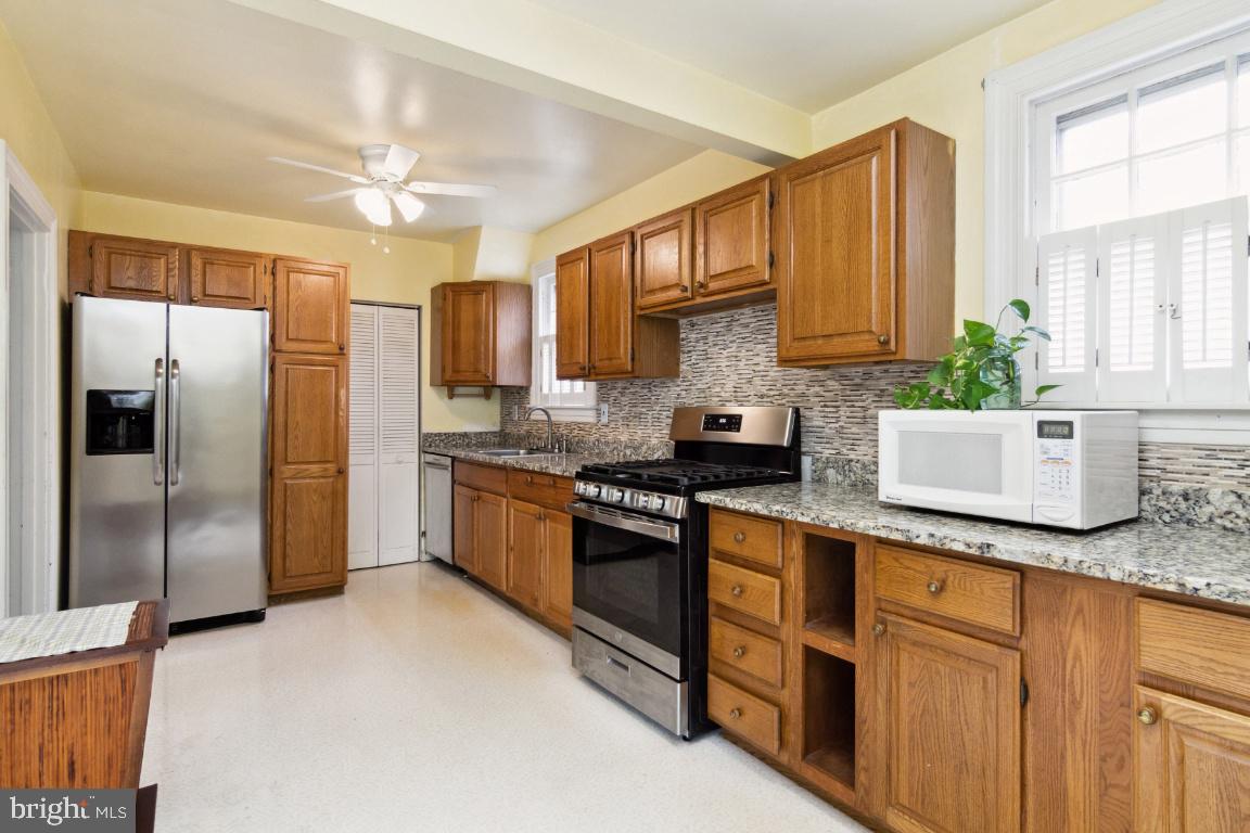 120 Lakeview Avenue Edgewater, MD 21037 - Photo 7 of 35 Kitchen 2