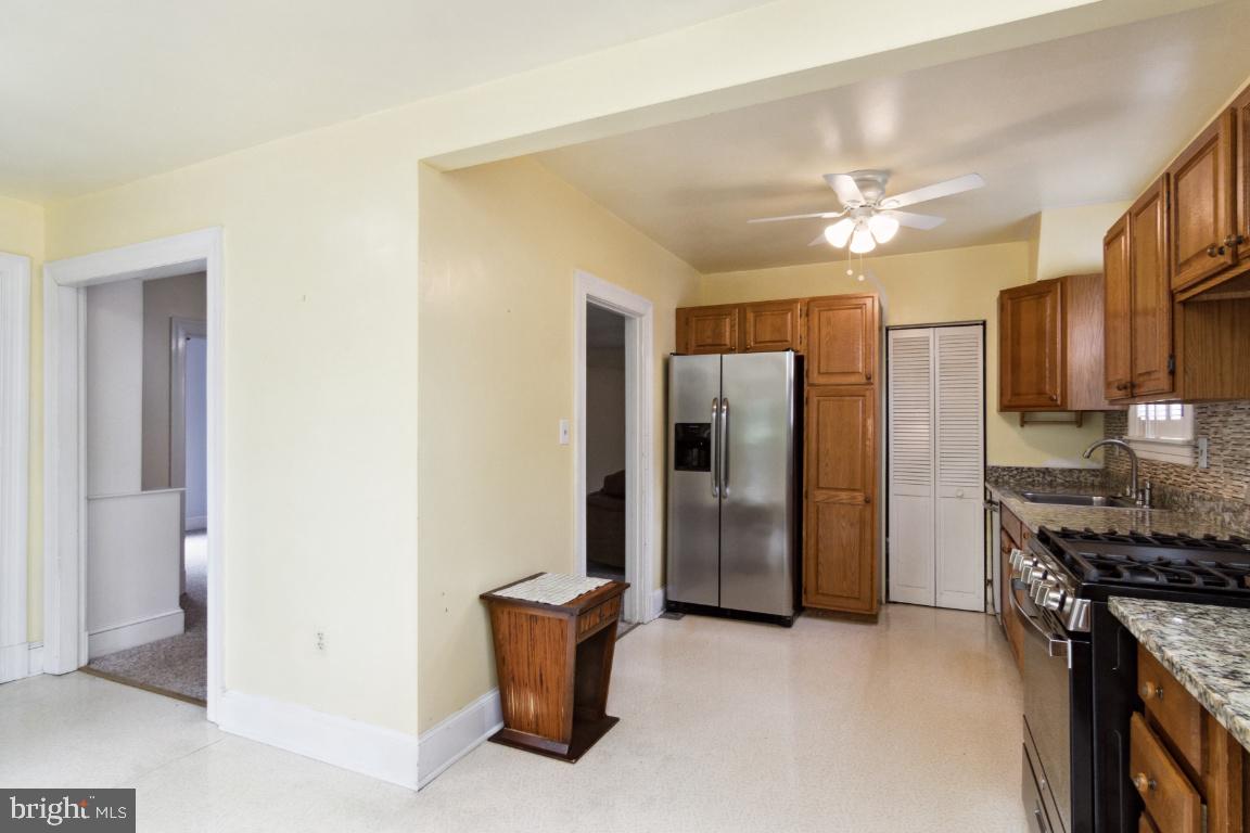 120 Lakeview Avenue Edgewater, MD 21037 - Photo 8 of 35 Kitchen 3