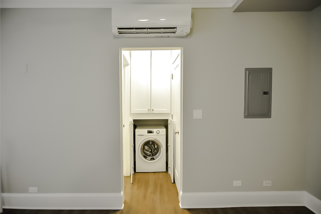 817 West Lakeside Place, Unit 705 Chicago, IL 60640 - Photo 17 of 19 a bathroom with a bathtub