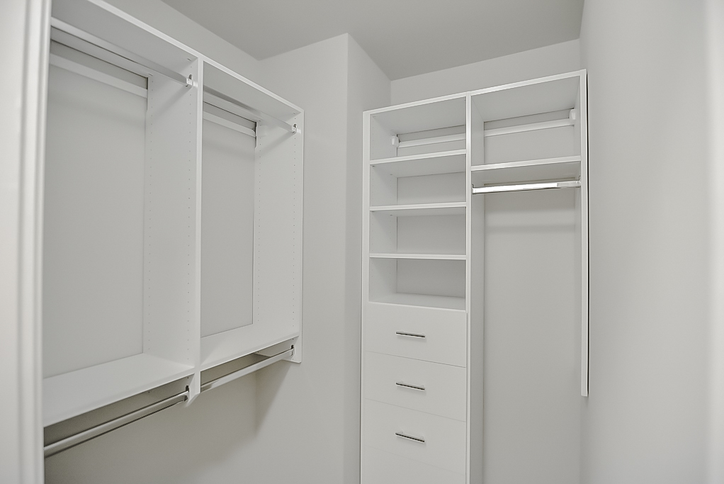 817 West Lakeside Place, Unit 705 Chicago, IL 60640 - Photo 18 of 19 a view of an empty walk in closet