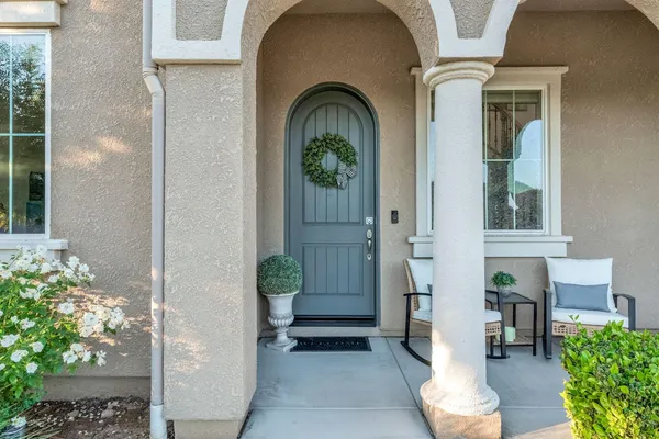 a view of entryway with a front door