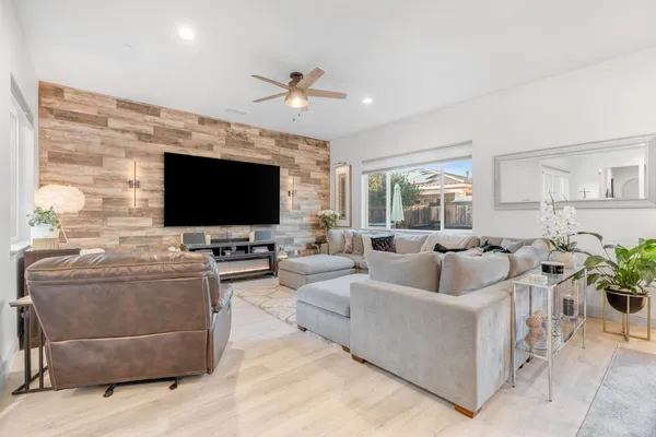 $685,999 | 4245 Fairmont Avenue, Clovis, CA 93619