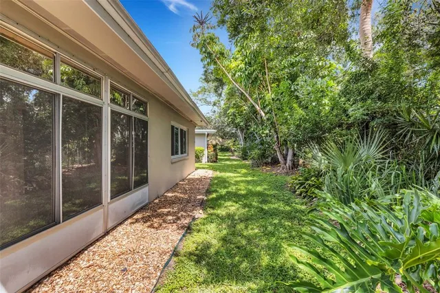 a view of a house with backyard