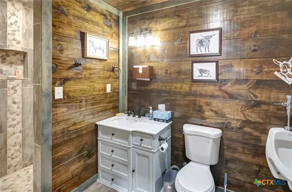 $2,100,000 | 2698 County Road 284, Edna, TX 77957