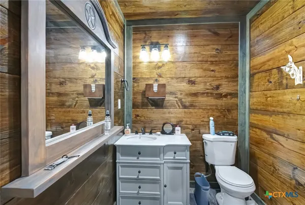 $2,100,000 | 2698 County Road 284, Edna, TX 77957