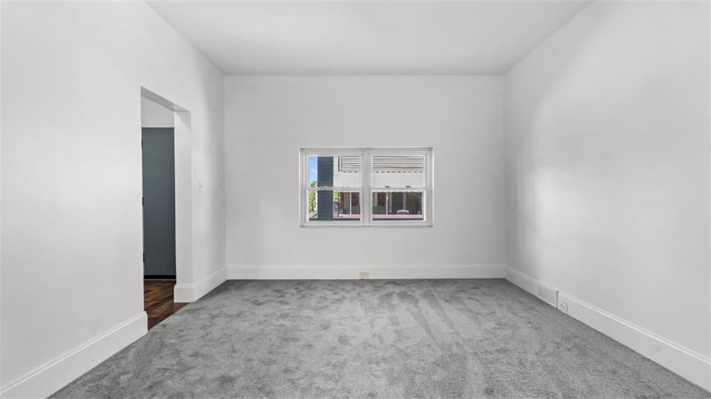 210 19th Street Pittsburgh, PA 15215 - Photo 6 of 33 an empty room with a window