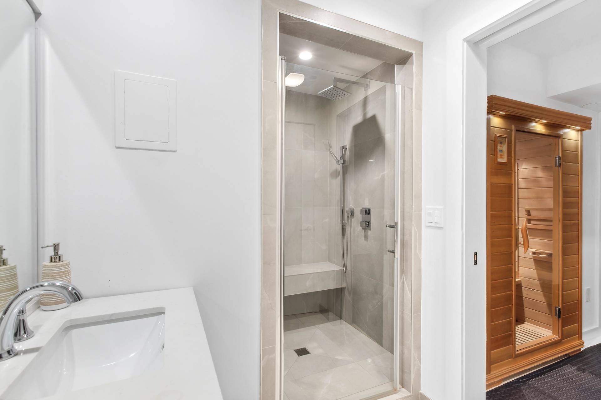 47 Tansey Lane Bridgehampton, NY 11932 - Photo 24 of 28 a bathroom with a tub