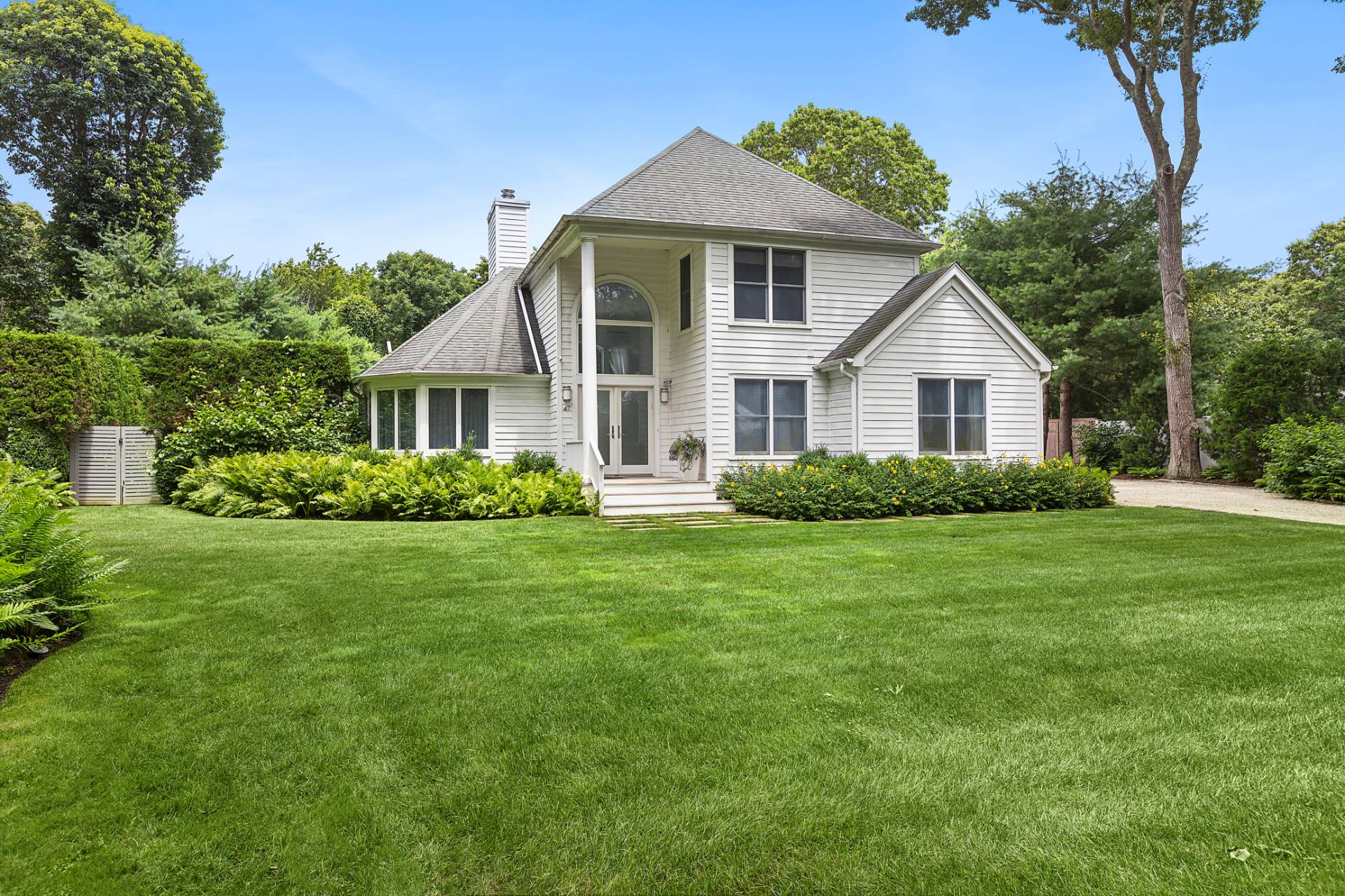 47 Tansey Lane Bridgehampton, NY 11932 - Photo 4 of 28 a front view of a house with a garden