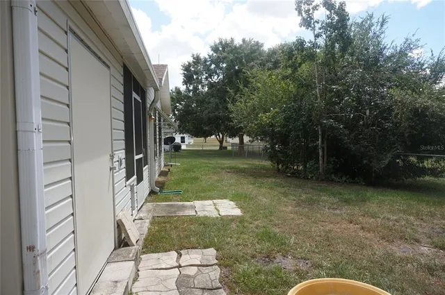 a view of a back yard