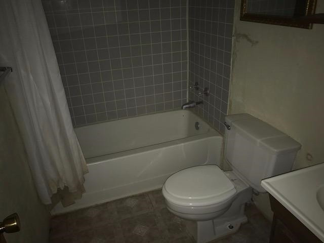 641 State Highway Ralls, TX 79357 - Photo 6 of 7 a bathroom with a sink a toilet and bathtub