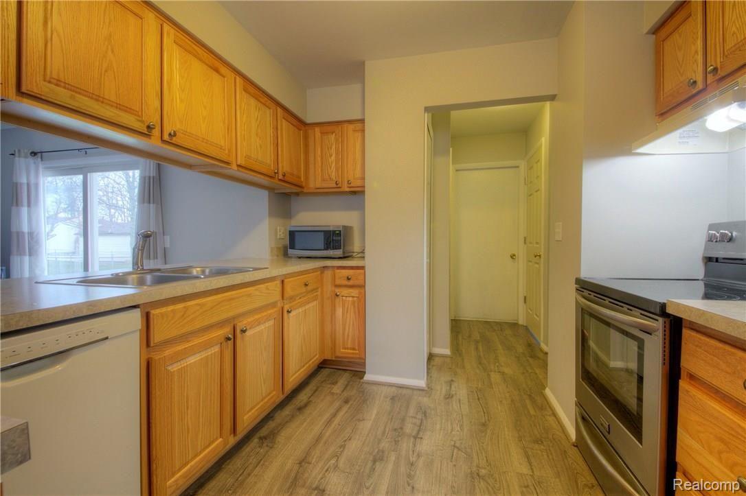 39823 Cheviot Road Canton, MI 48188 - Photo 11 of 34 11 Kitchen.jpg