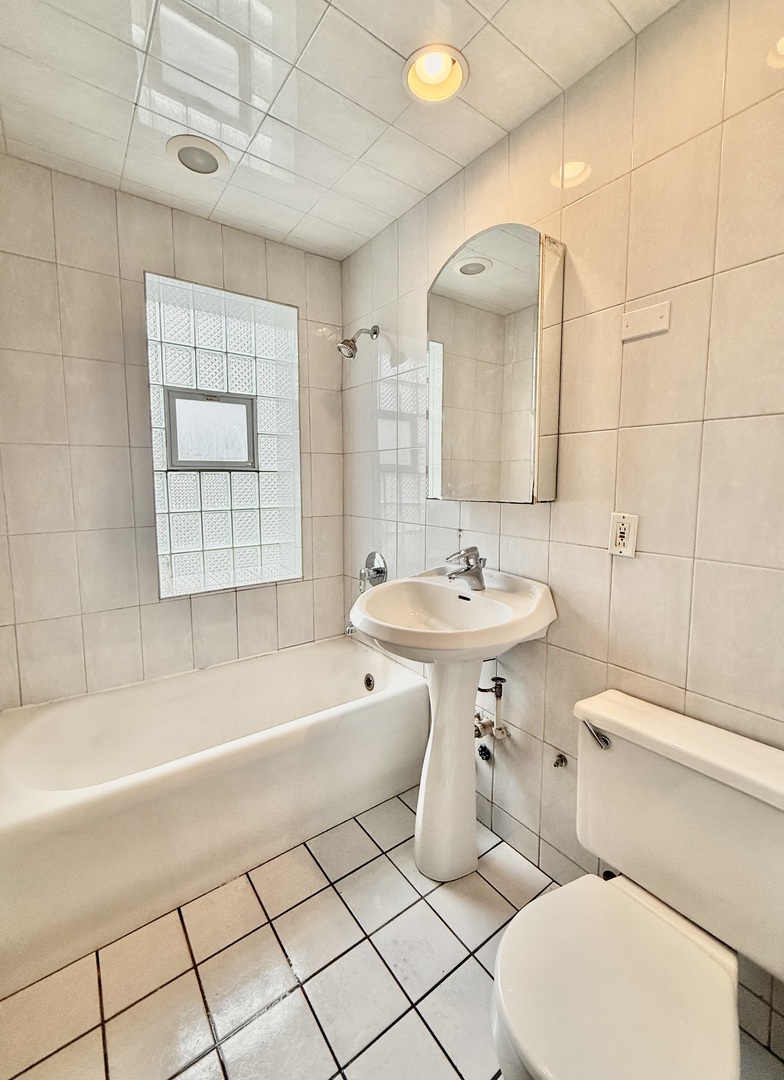 314 North Maple Avenue, Unit 3S Oak Park, IL 60302 - Photo 13 of 22 a bathroom with a sink a toilet and bathtub