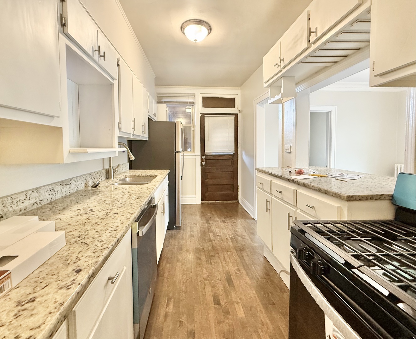 314 North Maple Avenue, Unit 3S Oak Park, IL 60302 - Photo 21 of 22 a large kitchen with a stove and a sink