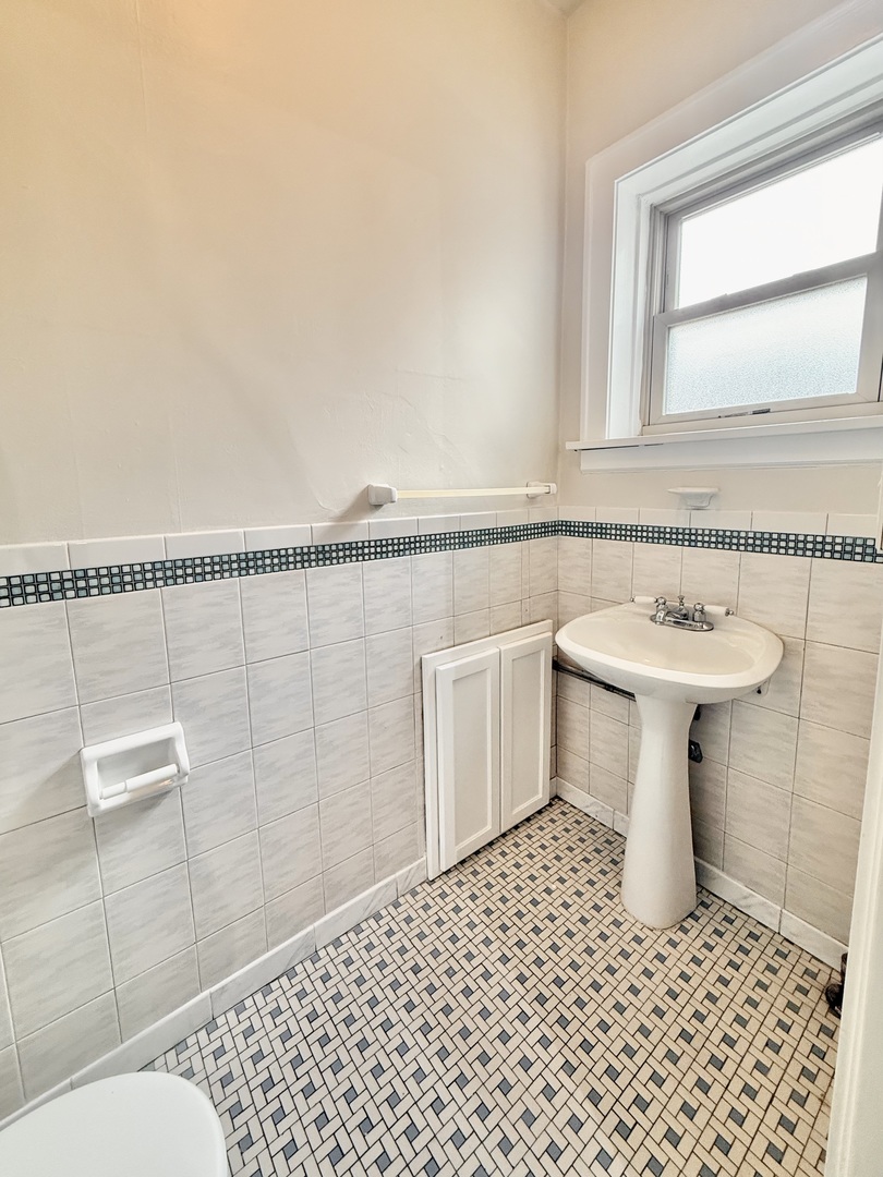 314 North Maple Avenue, Unit 3S Oak Park, IL 60302 - Photo 10 of 22 a bathroom with a sink a toilet and mirror