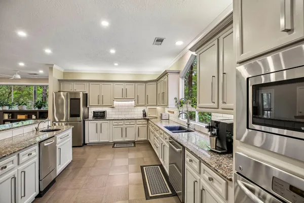 $925,000 | 34 Highbush Court, The Woodlands, TX 77381