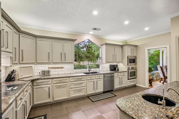 $925,000 | 34 Highbush Court, The Woodlands, TX 77381