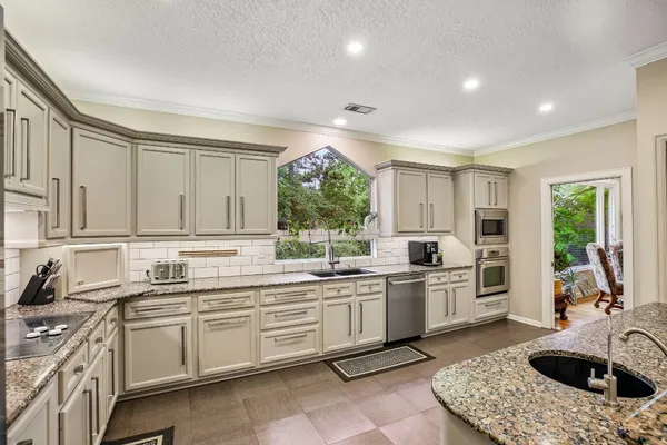 $925,000 | 34 Highbush Court, The Woodlands, TX 77381