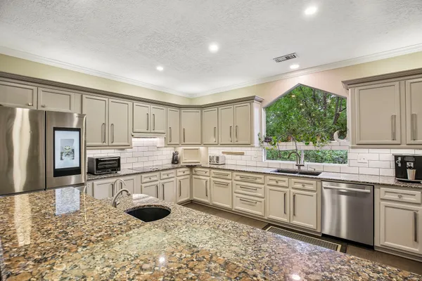 $925,000 | 34 Highbush Court, The Woodlands, TX 77381