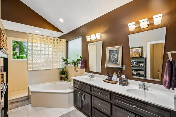 $925,000 | 34 Highbush Court, The Woodlands, TX 77381